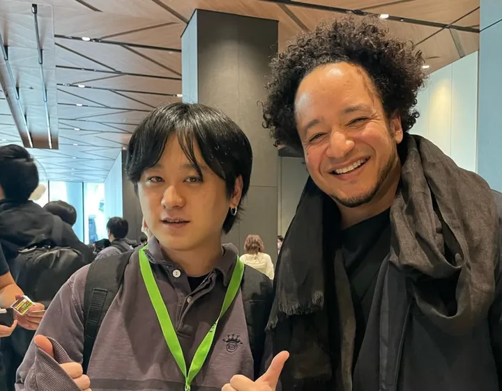 イベント会場で並んで記念撮影する滝沢将也と参加者